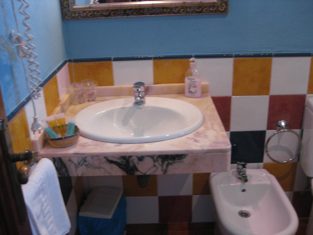 Hostal El Cascapeñas de la Alpujarra Capileira Habitación foto